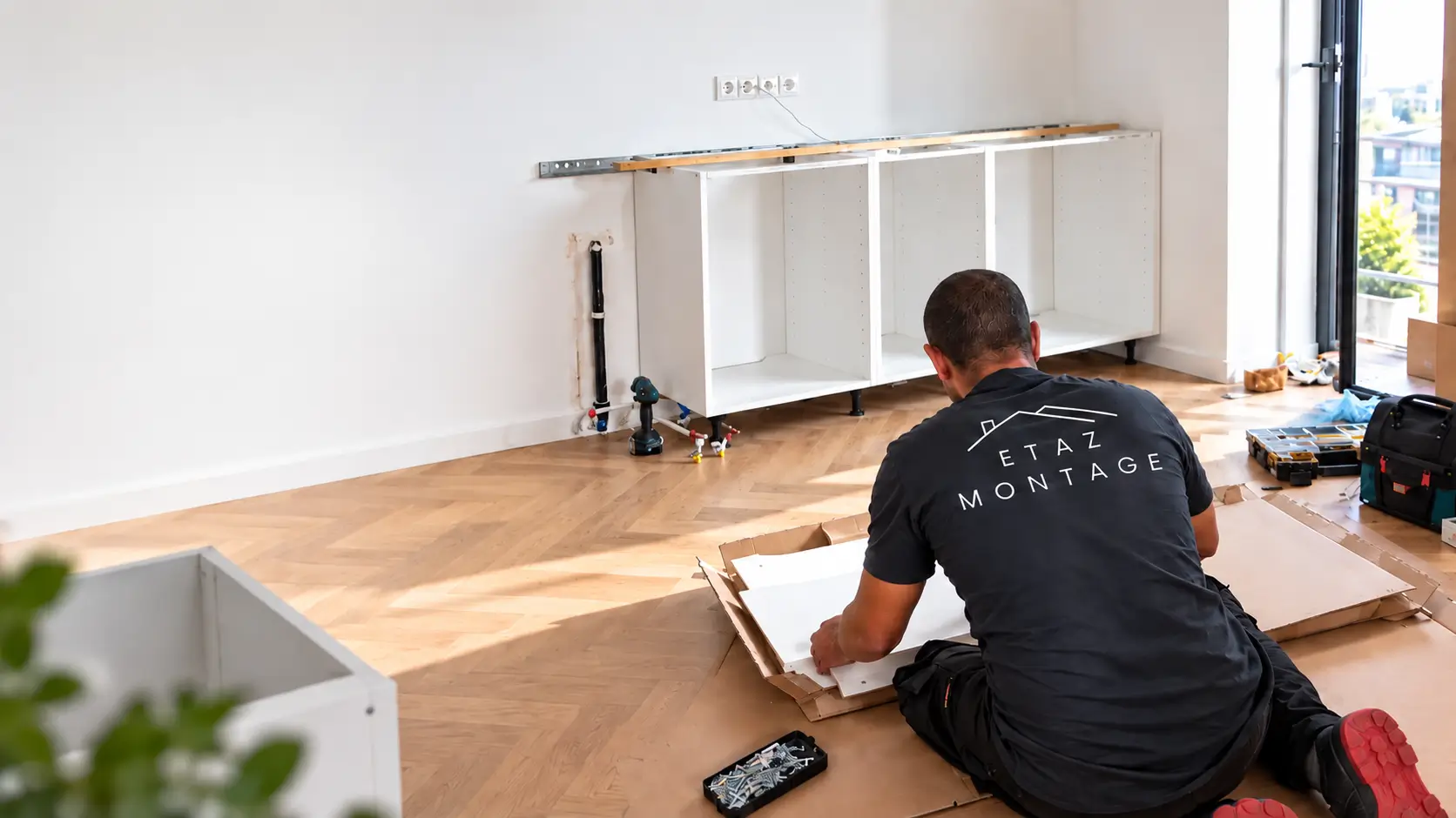 Monteur bezig met het monteren van een keuken